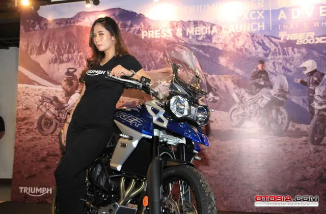 Duo Cantik di Peluncuran Triumph New Tiger 800 XCX 