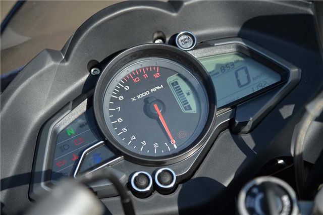 Foto Detail Bajaj Pulsar RS200 Bajaj Pulsar RS200 2021 