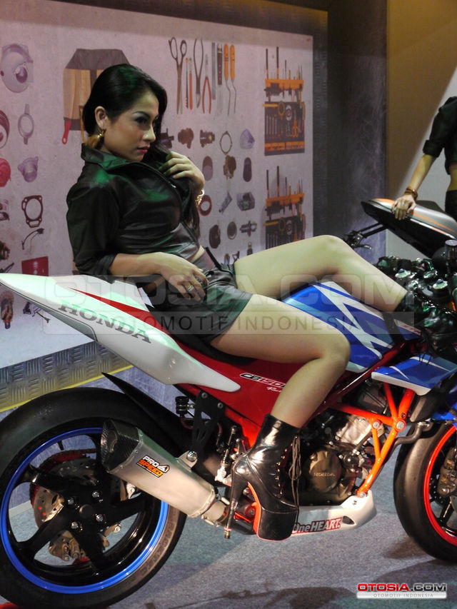 Gadis-Gadis CB150R - Peluncuran Honda CB150R StreetFire di 