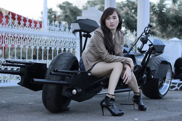 Gadis Cantik Tunggangi Motor Batman Indonesia - Pemanis 