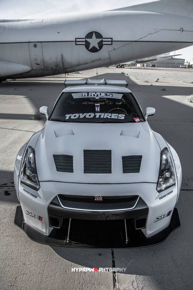 Godzilla Versus Jet Fighter - Liberty Walk Nissan GT-R R35 