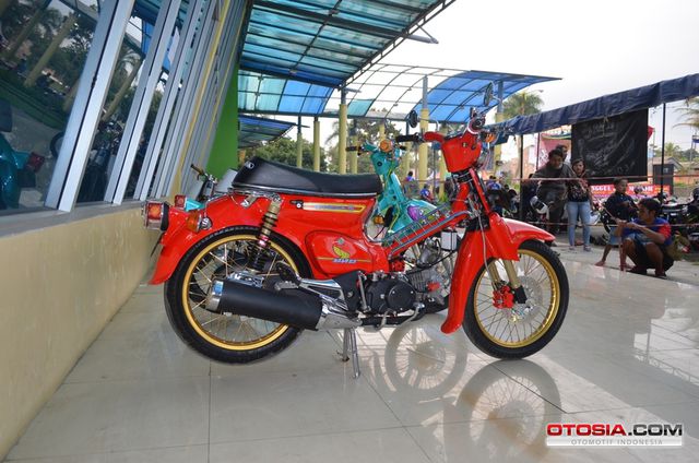 Honda C70 Tampil Modern - Modifikasi Motor Klasik Honda 