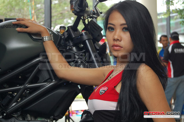 Hot Girls vs Ducati Monster Diesel - Keganasan Monster 