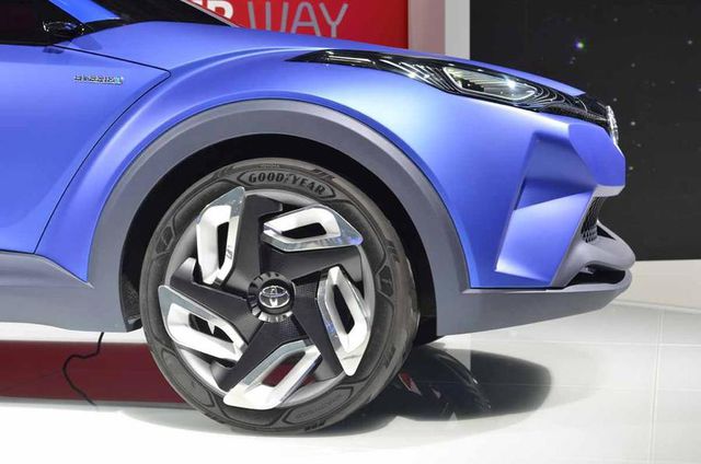 Hybrid Crossover Toyota C-HR - Penantang Juke dan HR-V 
