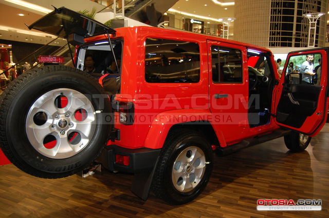 Jeep Wrangler Sahara 2013 - Ketangguhan yang Tersembunyi 