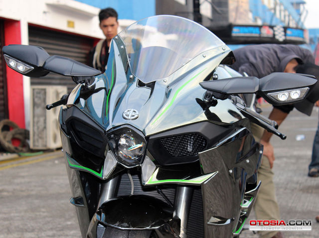 Kawasaki Ninja 300 с пилотом