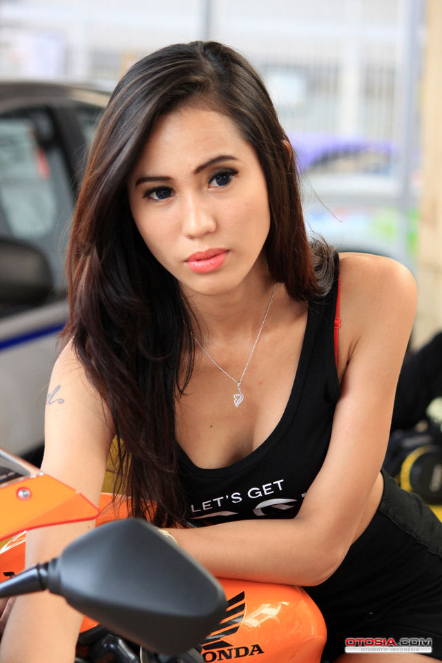 Kemolekan Model Seksi Yolanda Lystia Empel - Model Seksi Yolanda Lystia