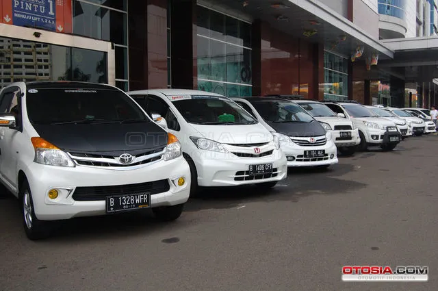 Komunitas Mobil Putih Cetak Rekor - White Car Community 