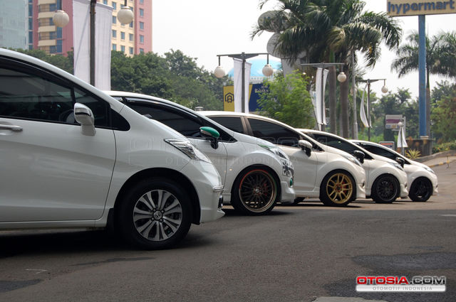 Komunitas Mobil Putih Cetak Rekor - White Car Community 