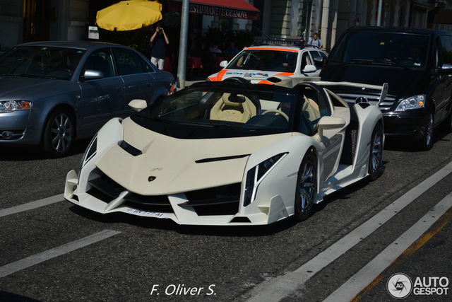 Lamborghini Veneno Roadster Melenggang di Jalanan 