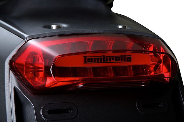 Lambretta V-Special 2018 - Detail Tampilan Scooter 