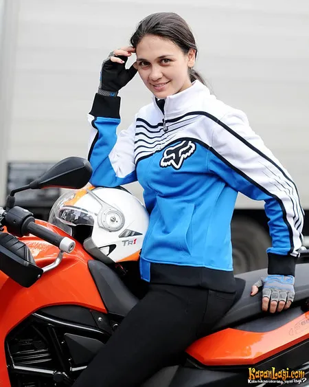 Luna Maya - BMW GS 650 - Jakarta - Bandung 2  Galeri Foto 