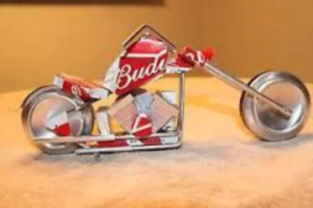 Miniatur Motor dari Kaleng Bekas Minuman Ringan 