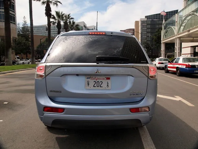 Mitsubishi Outlander PHEV - Versi Plug In Hybrid 