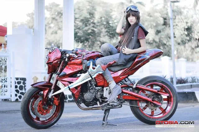 Foto Model Cantik Motor Modifikasi  track wrestling 