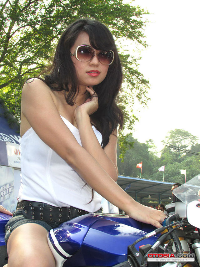 Model Cantik Lucy Lee Seksi Lucy Lee Nangkring Yamaha R6 