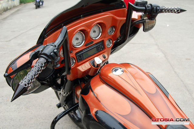 Modif Harley Street Glide bertajuk Phoenix Fury 