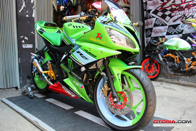 Modifikasi pakde Angga Motor  R15 Hijau ala Kawasaki 