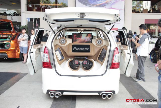  Modifikasi  Toyota Innova  Super Mewah by Option Best 