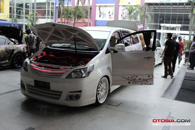  Modifikasi  Toyota Innova  Super Mewah by Option Best 