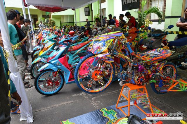 Motor Motor Modifikasi  di  SMA 1 Negeri Malang  Deretan 