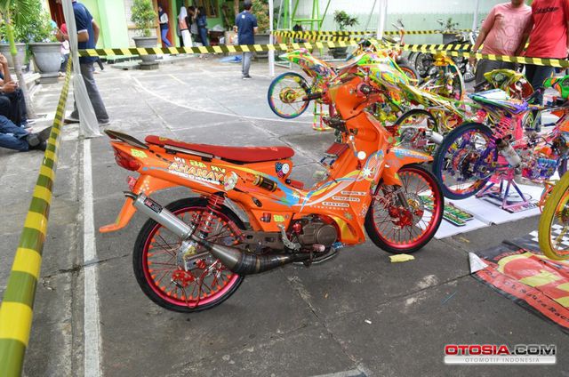 Motor-Motor Modifikasi di SMA 1 Negeri Malang - Deretan 