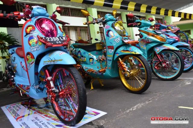 Motor-Motor Modifikasi di SMA 1 Negeri Malang - Deretan