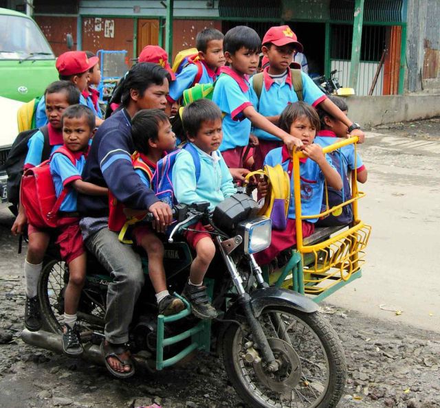 Muatan Sepeda Motor Overloaded - Kelebihan Beban yang 