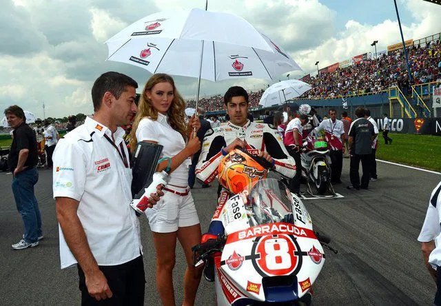 Para Gadis Seksi di MotoGP Part 1 - Paddock & Umbrell 