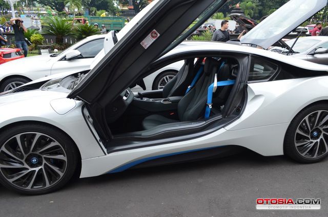 Penampakan BMW i8 di Malang - Gathering Ferrari Owners 