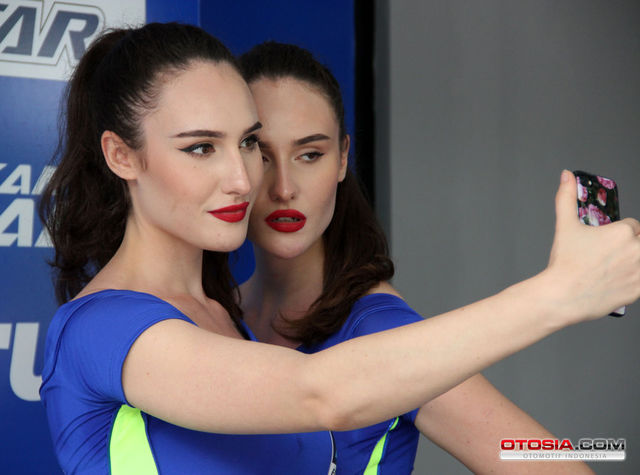 Pesona Cantik Si Kembar Umbrella Girls Suzuki Ecstar Di