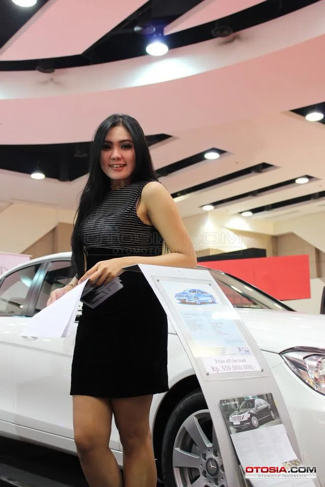Pesona Gadis Cantik di SIMS 2013 - Dinginnya Ruang Pameran 