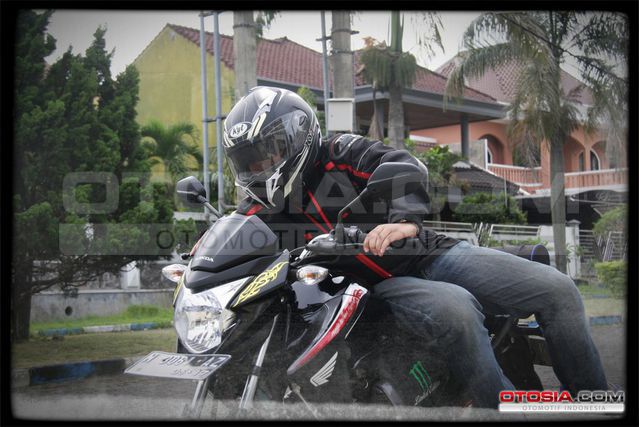 Photo Art Posisi Duduk Berkendara Sepeda Motor Berbagai