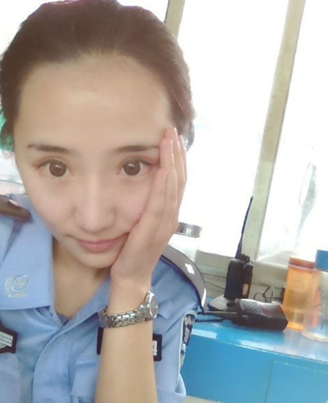 Polwan Cantik Bikin Geger Jalanan Tiongkok - Polisi Lalu 