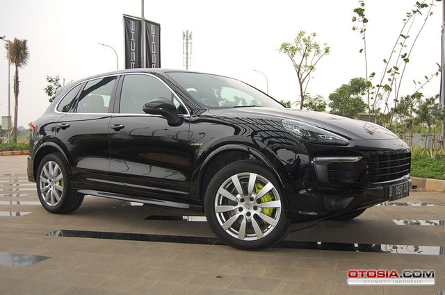 Porsche Indonesia Pasarkan Cayenne S E-Hybrid Otosia.com