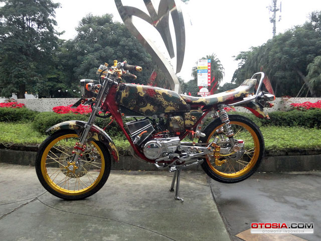 Sang Raja Berpakaian Batik Yamaha RX  King  Batik ala 