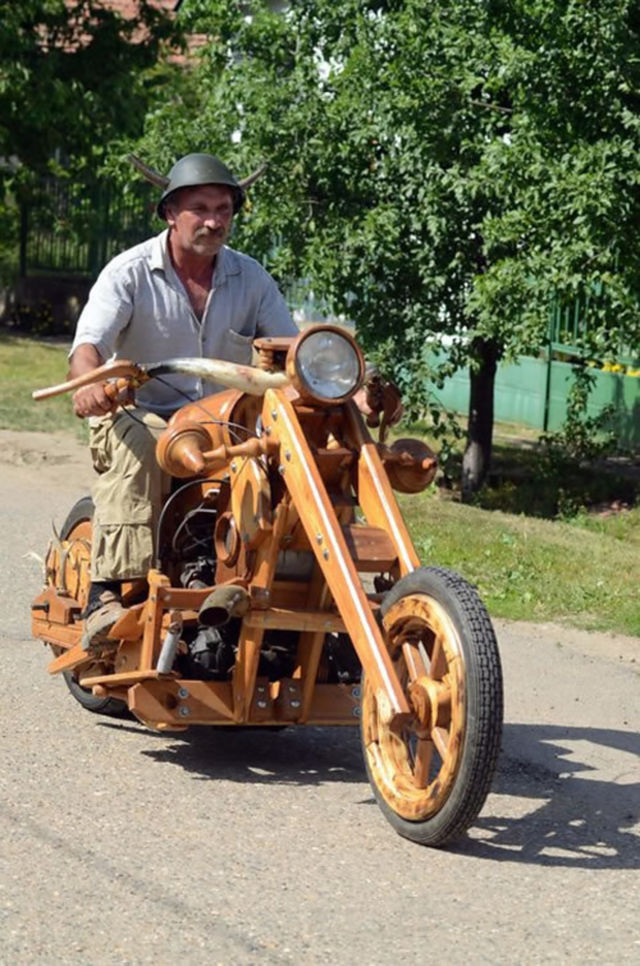 Sepeda Motor  Kayu  Uniknya Sepeda Motor  Berbahan Kayu  