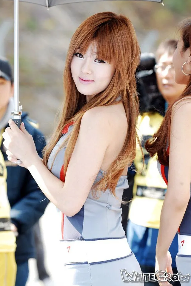 Sesi Foto Hwang Me Hee di Auto Show - Si Cantik Ini Tahu 