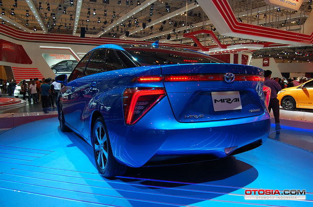 Si Biru Mentereng Toyota Mirai - Toyota Mirai  Galeri 