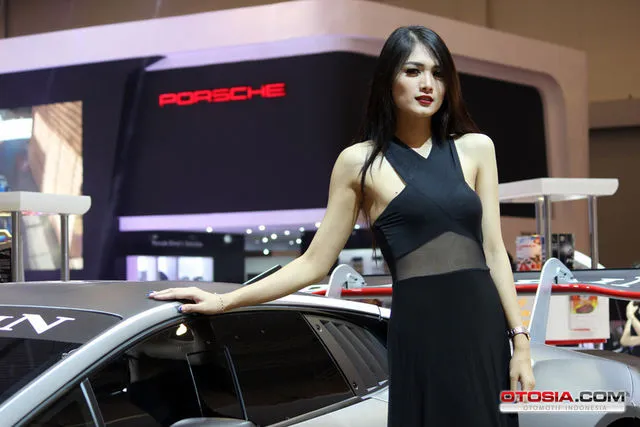 SPG Cantik Bikin Panas Suasana GIIAS 2015 Part 2 - SPG 