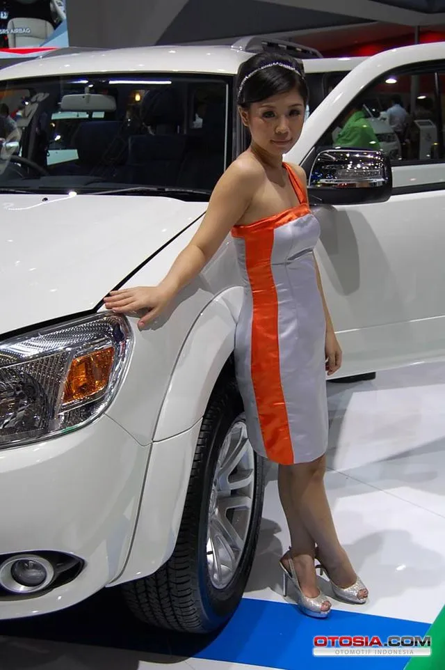 SPG Cantik di IIMS 2014 - Aksi SPG Ramaikan IIMS 2014 