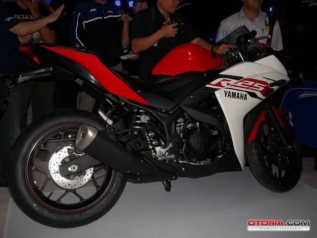 The Baby M1 Yamaha R25 - Peluncuran Yamaha R25  Galeri 
