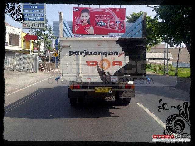 Tulisan Lucu dan Seni Grafik di Belakang Truk Truk 