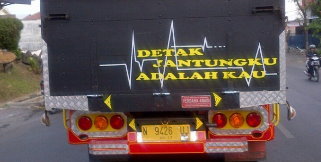 Tulisan Lucu dan Seni Grafik di Belakang Truk - Truk ...