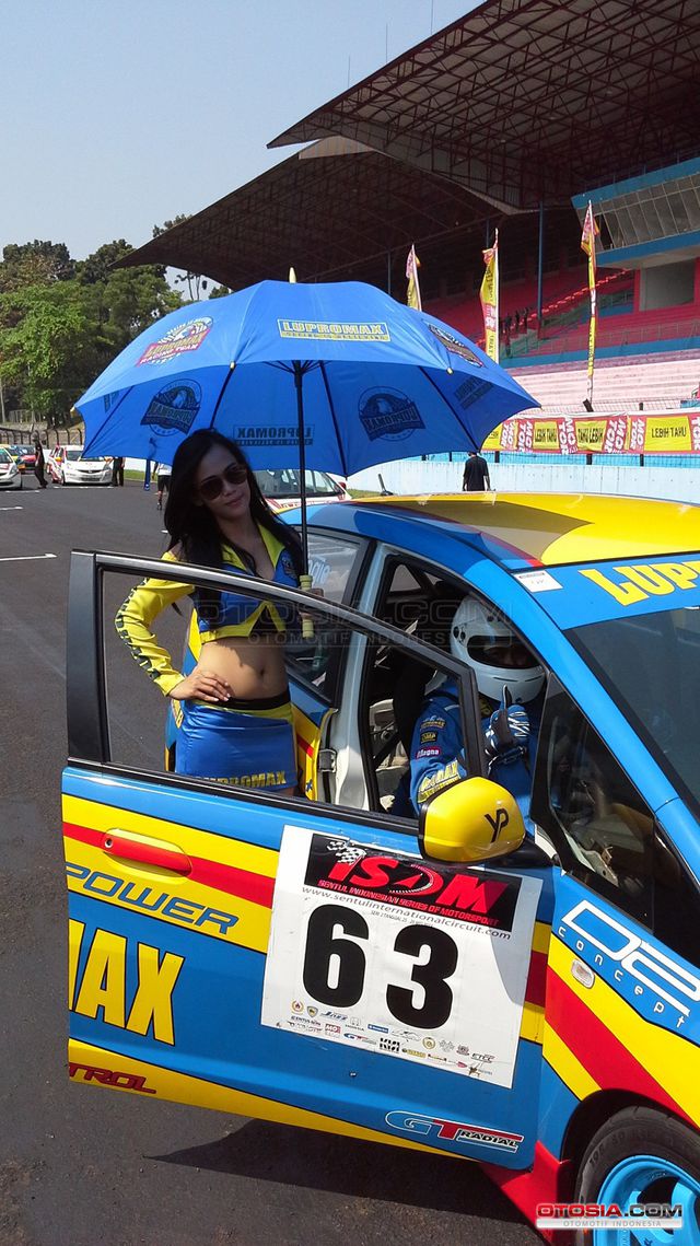 Umbrella Girls Panas di Terik Sirkuit Sentul Umbrella 