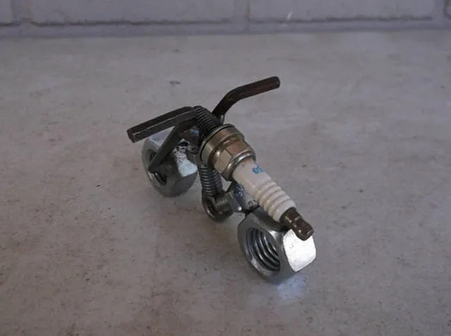 Uniknya Miniatur Motor Berbahan Busi Dan Baut Melihat