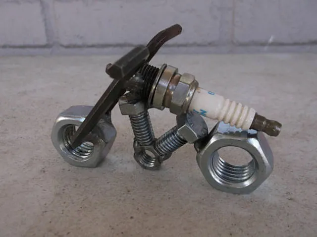 Uniknya Miniatur Motor Berbahan Busi dan Baut - Melihat 