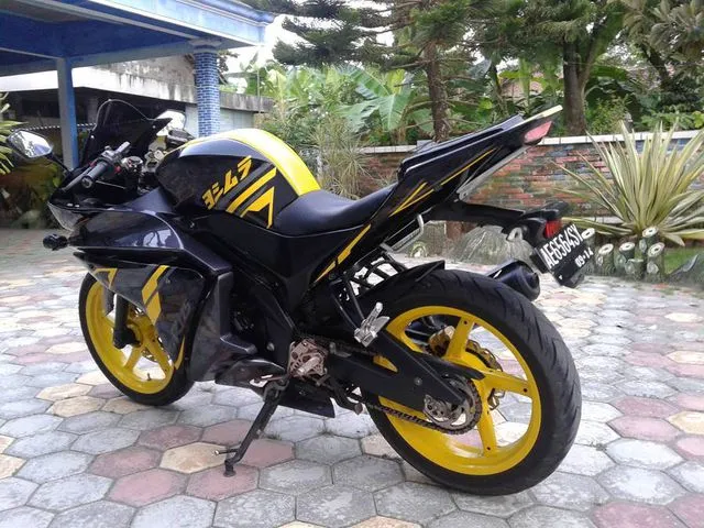 Vixion Berkostum YZF-R125 - Modifikasi Yamaha Vixion 