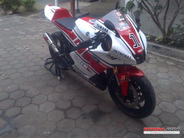 Yamaha Vixion Berkostum M1 - Modifikasi Yamaha Vixion 