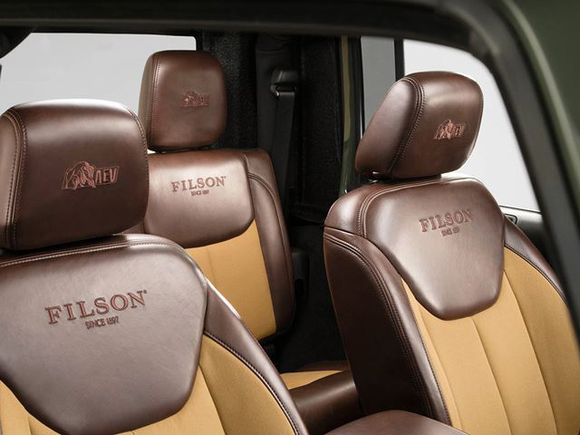 Interior penuh dengan nuansa coklat oleh Filson